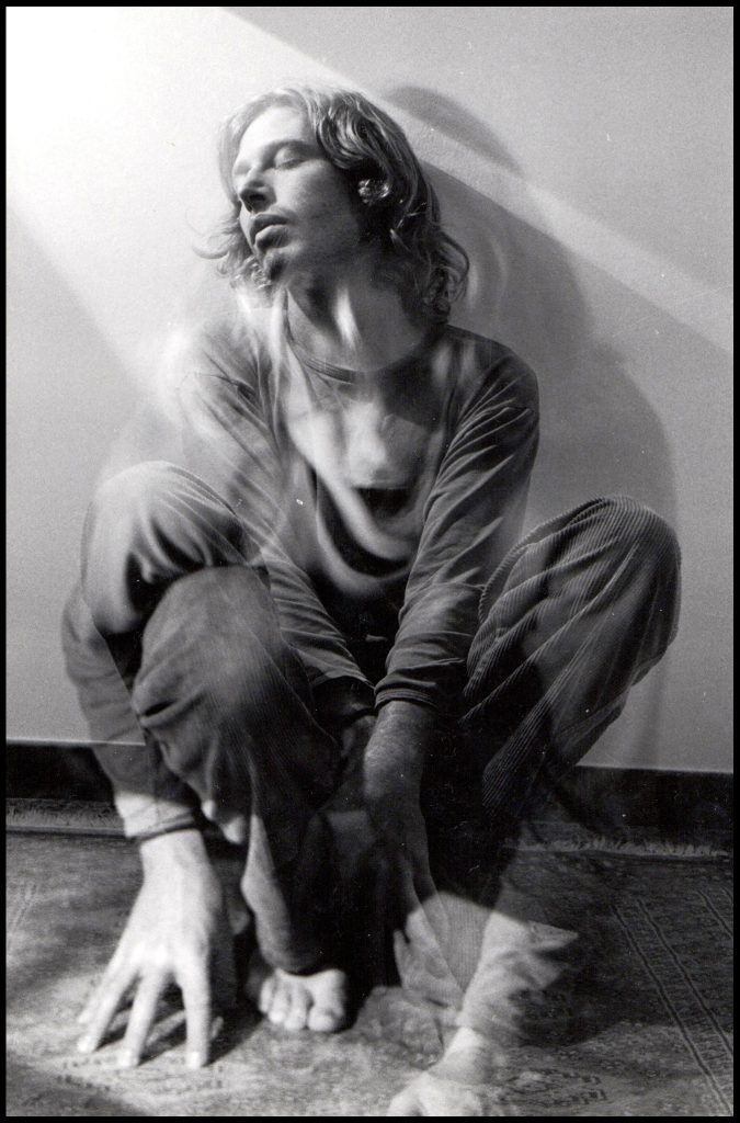Autoretrato de Sergi Moriana (2002), doble exposición Ilford 400, fotógrafo en Barcelona.